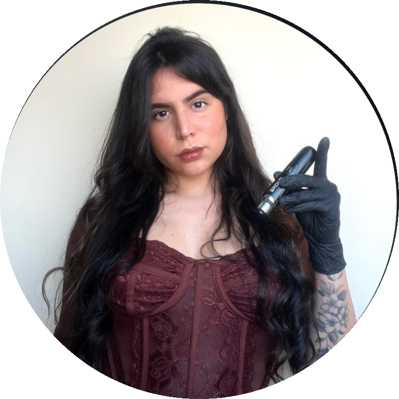 Retrato de Leticia Malta, tatuadora em Vitória da Conquista-BA