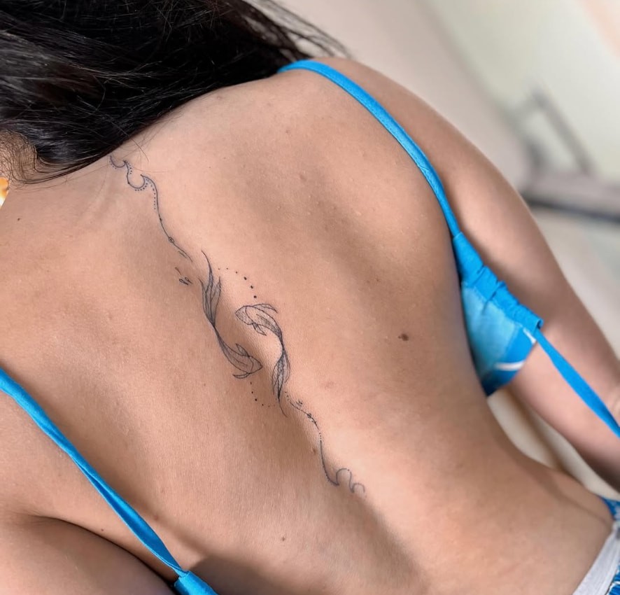 Tatuagem fine line de peixes na coluna