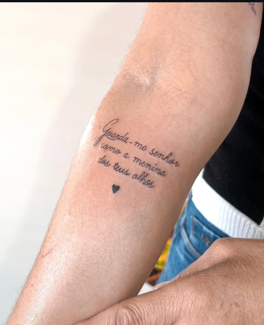 Tatuagem de frase manuscrita no antebraço